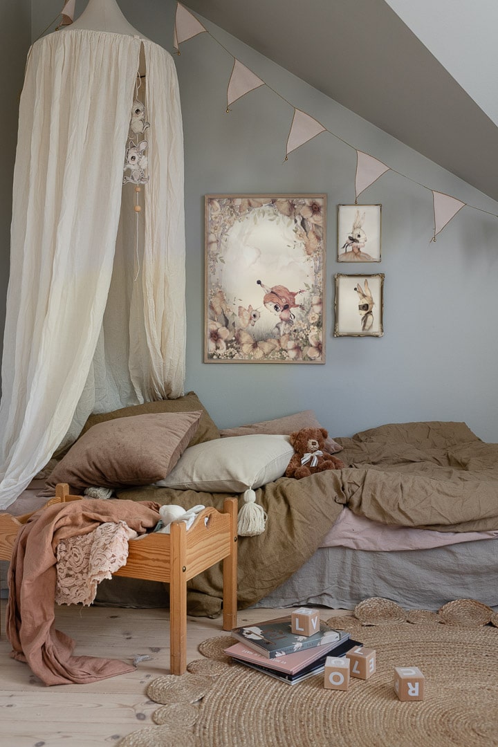 Gallery_wall_natural_kids_room_Mrs_Mighetto