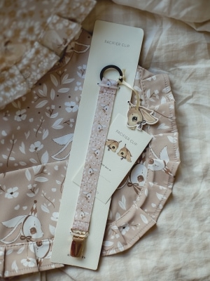 Pacifier_holder_bunny_pink_Mrs_Mighetto